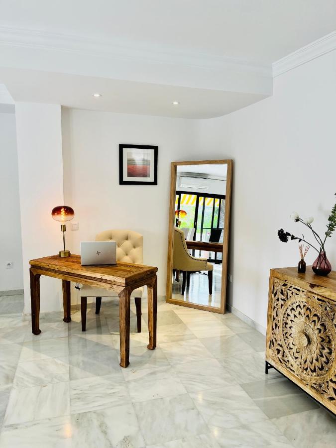 マルベーリャSuperb Townhouse In Golden Mileアパートメント エクステリア 写真